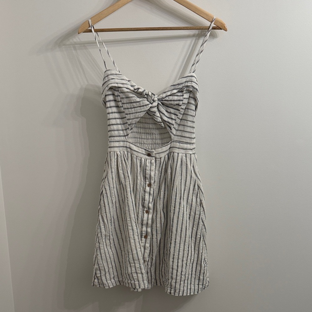 ⭐️GUC tie front keyhole dress